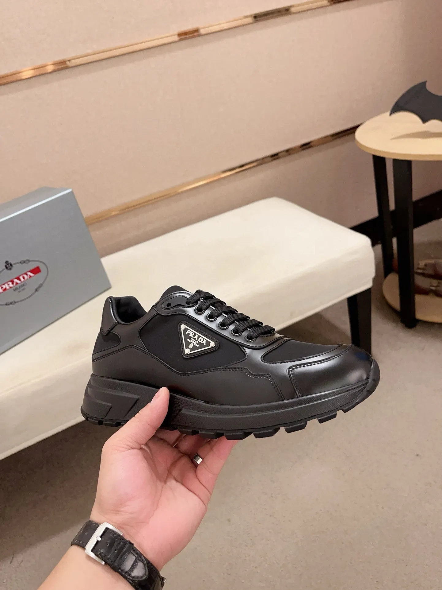 Men's Men's Shoes 💰 580💰 ✔️✔️✔️High-quality new PRADA (Prada) counters are launched simultaneously. The new men's shoes and 😘fabric are made of selected first-layer cowhide and technological glue-spraying technology. Lining: Full cowhide lining. 👍🏿High-end☄️Open-molded non-slip rubber outsole, exquisite lines, simple and elegant, comfortable and high-end for leisure travel. Code number: 38 to 44 (can be customized to 45, non-refundable!